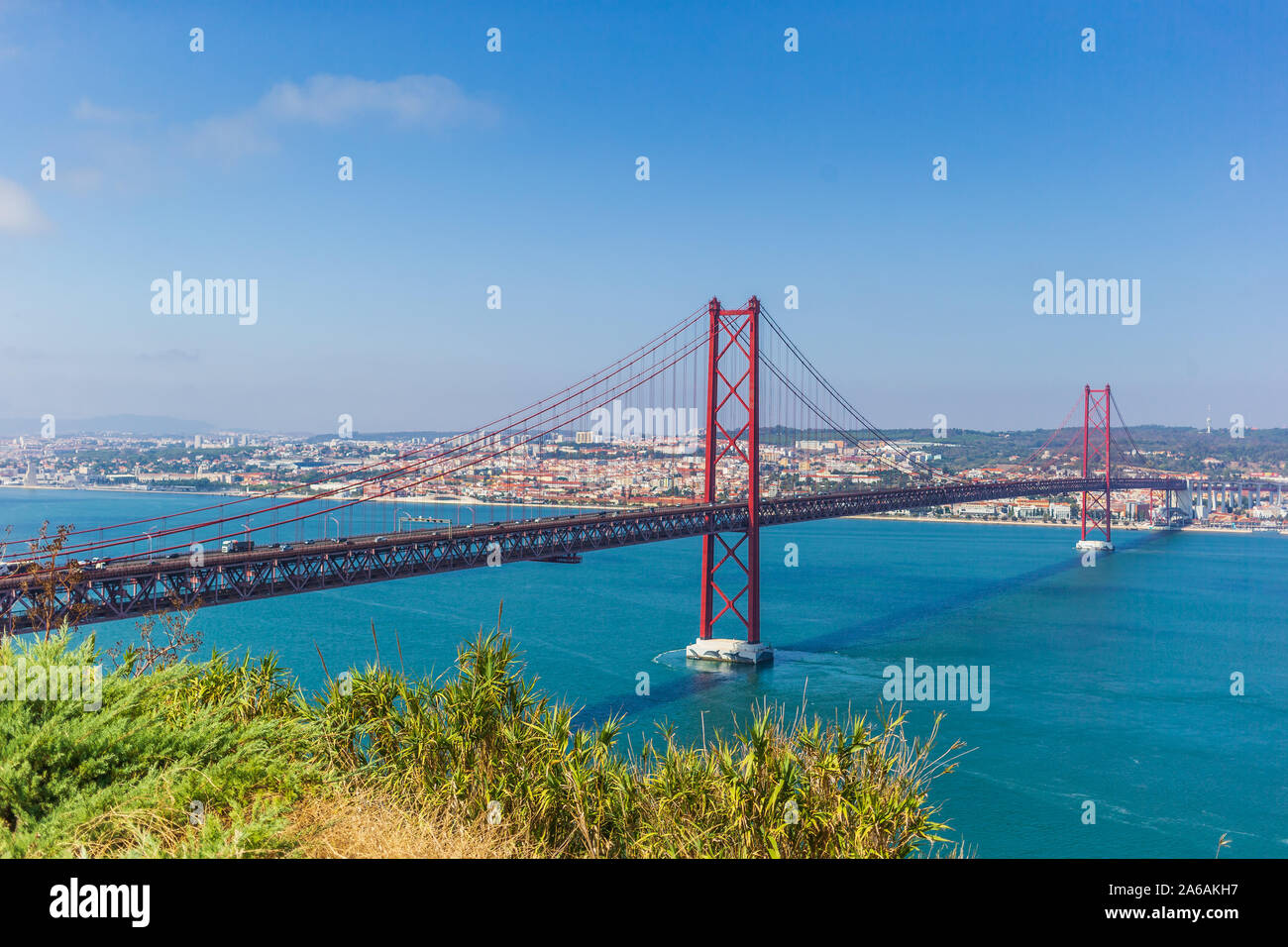 Xxv Aprile sospensione ponte sul fiume Tago a Lisbona, Portogallo Foto Stock