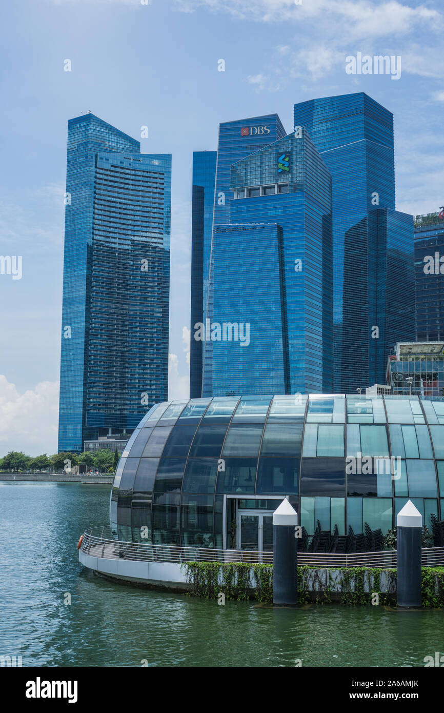 Un bel giorno attorno al Marina Bay di Singapore , questo iconico luogo brucia la tua mente una così straordinaria edifici e famosi punti di riferimento. Foto Stock