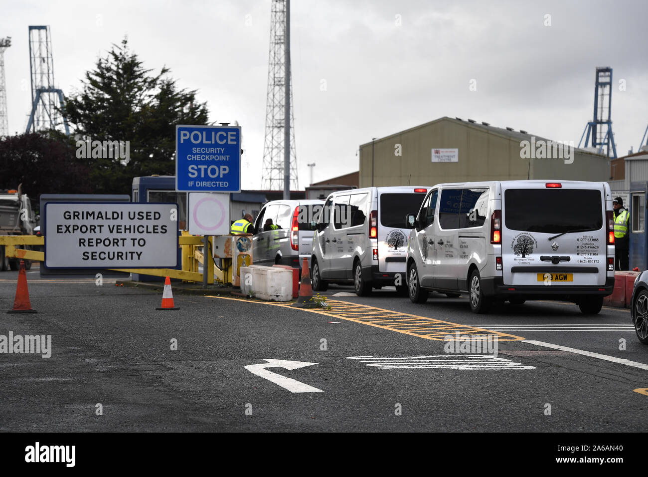 Un convoglio di funerale registi veicoli inserire il porto di Tilbury a  raccogliere i corpi dei 39 persone si trova all' interno di un autocarro in  Essex per il loro trasporto a