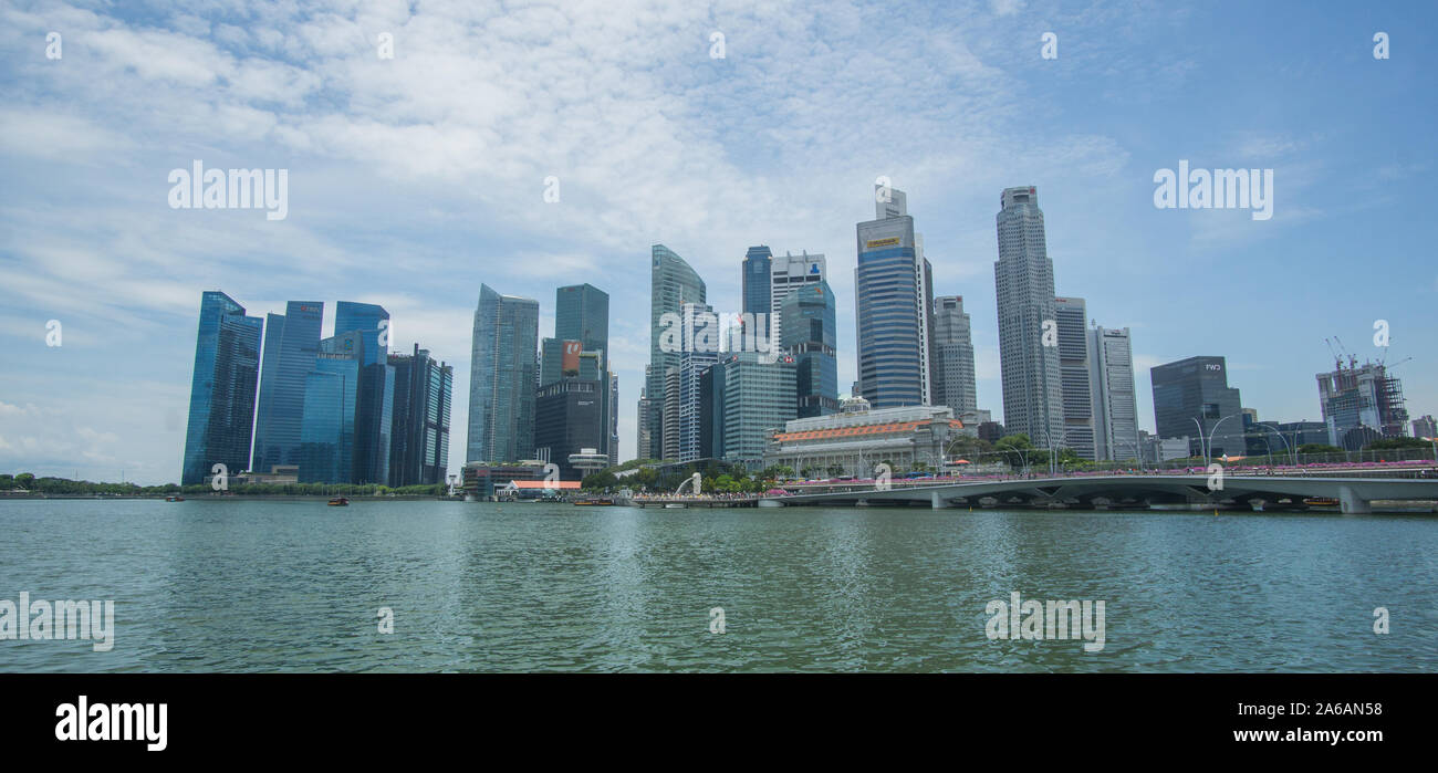 Un bel giorno attorno al Marina Bay di Singapore , questo iconico luogo brucia la tua mente una così straordinaria edifici e famosi punti di riferimento. Foto Stock