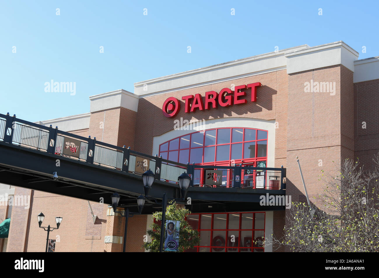 Gaithersburg, Maryland / STATI UNITI D'America - 18 Ottobre 2019: Target logo sul loro ramo principale negozio in Gaithersburg, MD. Foto Stock