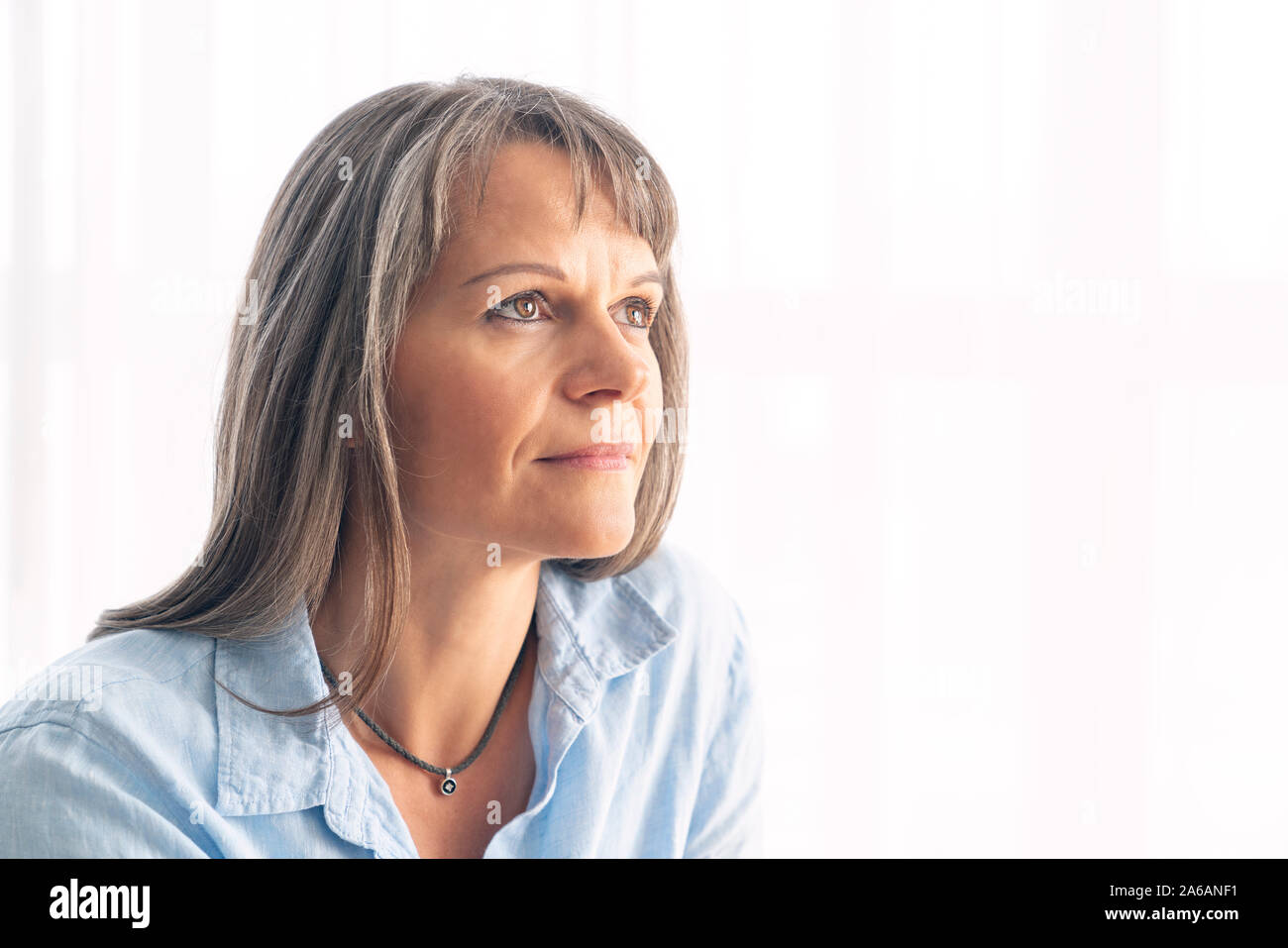 Ritratto di una donna di mezza età con i capelli grigi Foto Stock