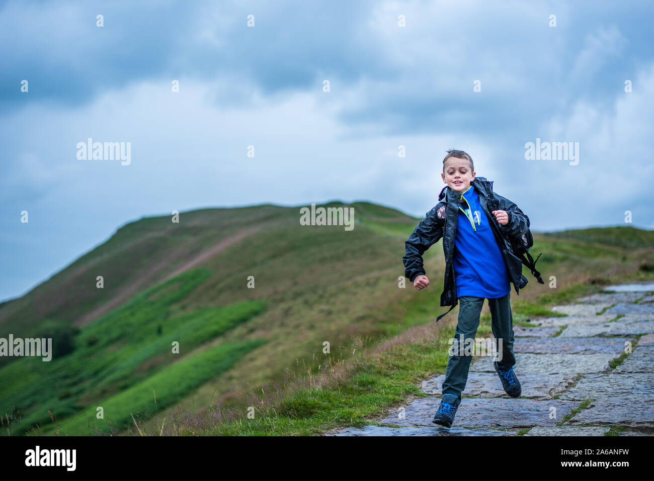 Un bel po' di ragazzo con ADHD, autismo, sindrome di Aspergers escursionismo il grande Ridge, Mam tor, il Fells, Derbyshire Parco Nazionale di Peak District Foto Stock