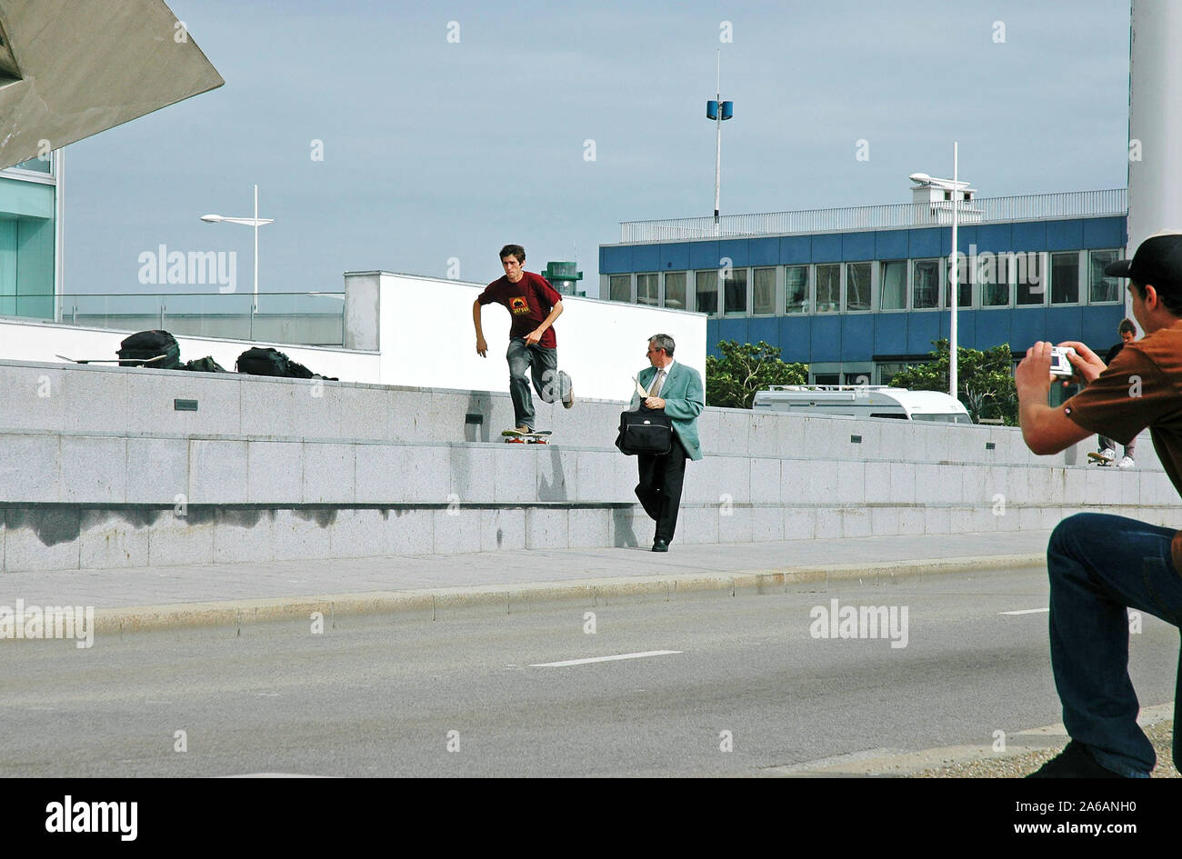 Professional American guidatore di skateboard Leo Romero imposta per il suo trucco durante una sessione di skateboard nella città francese di Le Havre in estate di 2005. Foto Stock