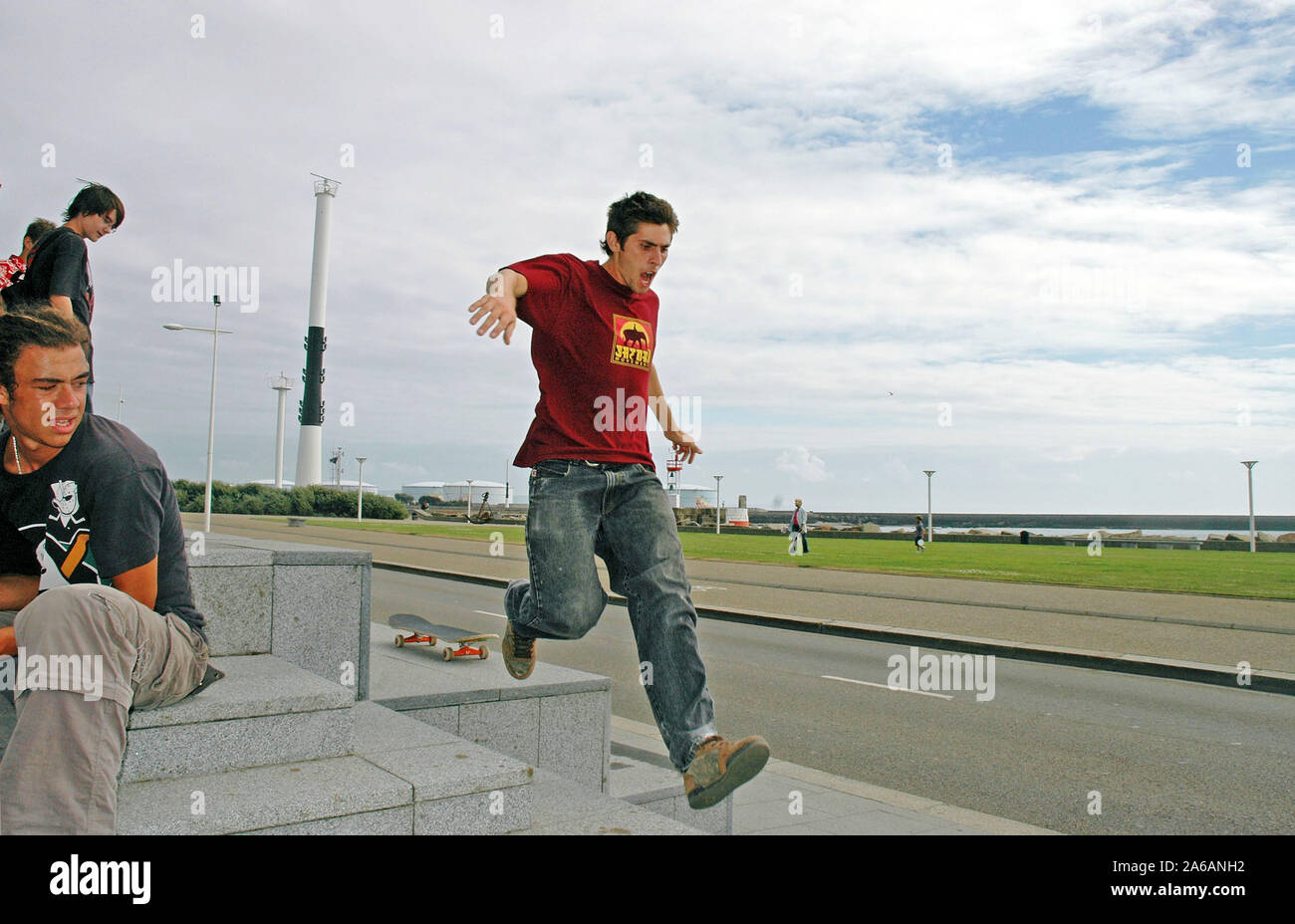 Professional American guidatore di skateboard Leo Romero durante una sessione di skateboard nella città francese di Le Havre in estate di 2005. Foto Stock