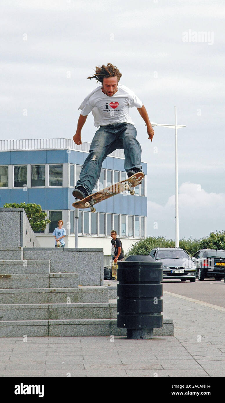 Sessione di skateboard nella città francese di Le Havre in estate di 2005. Foto Stock