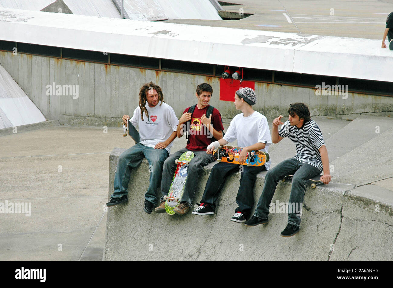 Professional American guidatore di skateboard Leo Romero (t-shirt rossa) chiacchierando durante una sessione di skateboard nella città francese di Le Havre in estate di 2005. Foto Stock