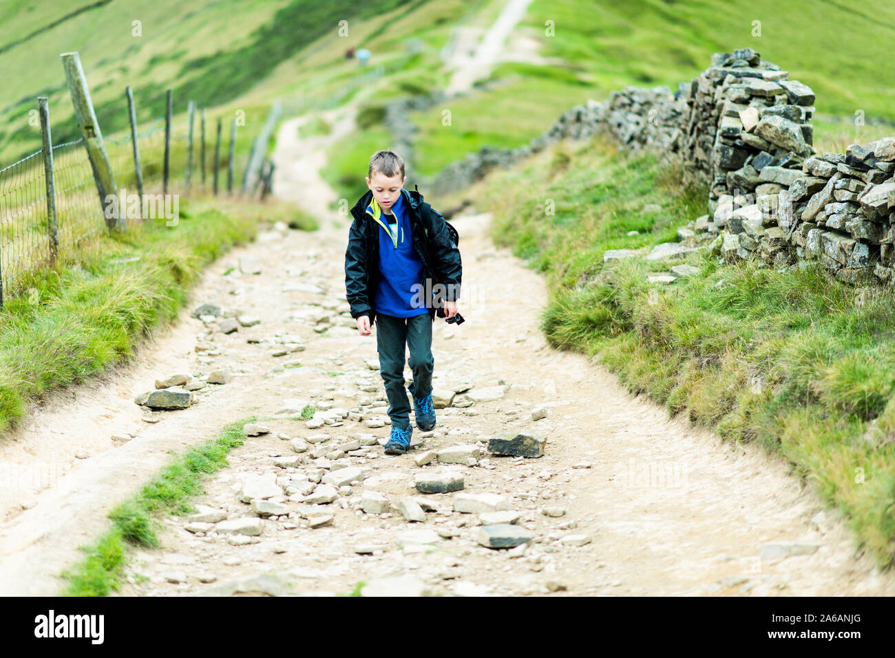 Un bel po' di ragazzo con ADHD, autismo, sindrome di Aspergers escursionismo il grande Ridge, Mam tor, il Fells, Derbyshire Parco Nazionale di Peak District Foto Stock