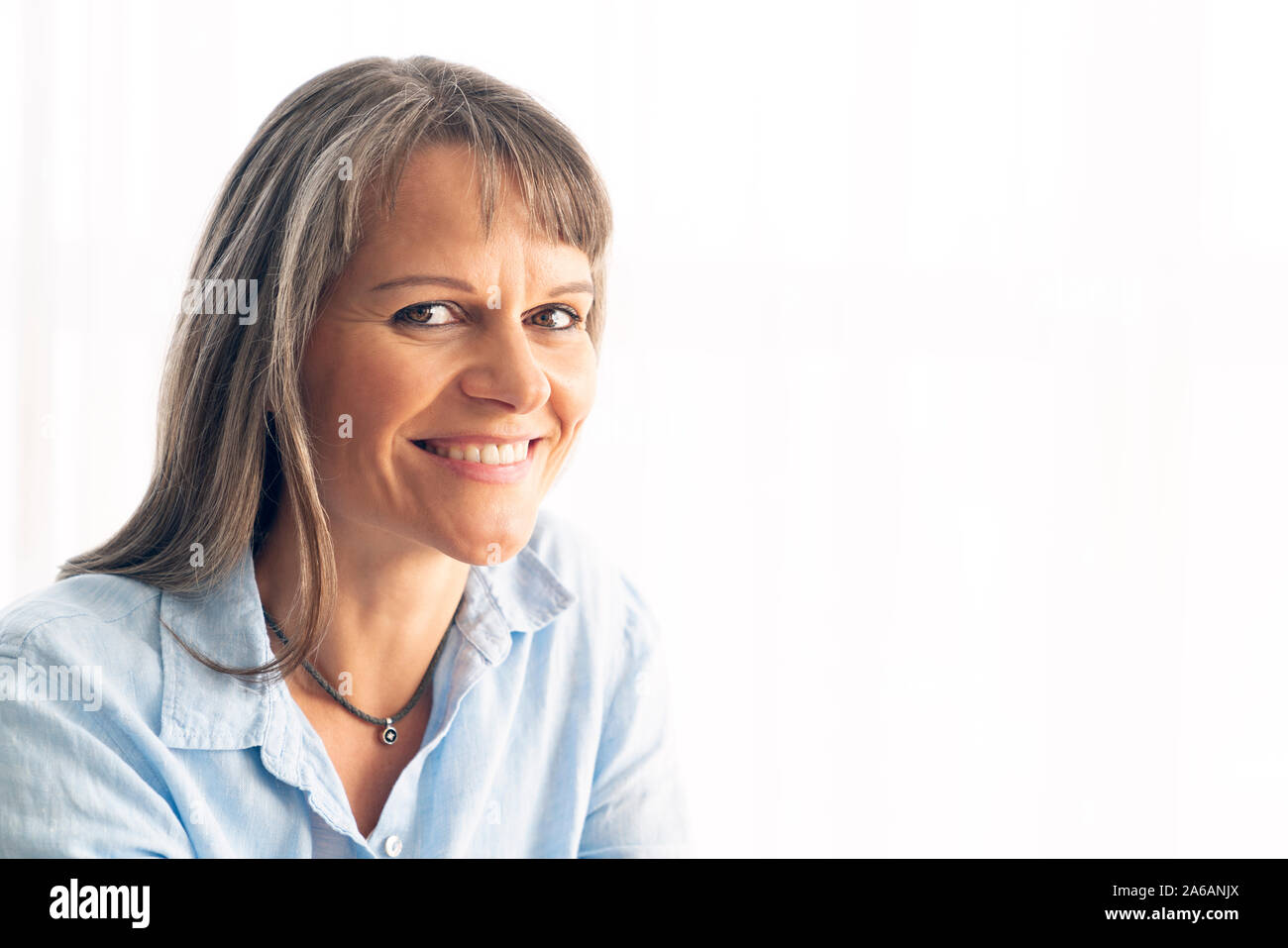 Ritratto di una donna di mezza età con i capelli grigi Foto Stock