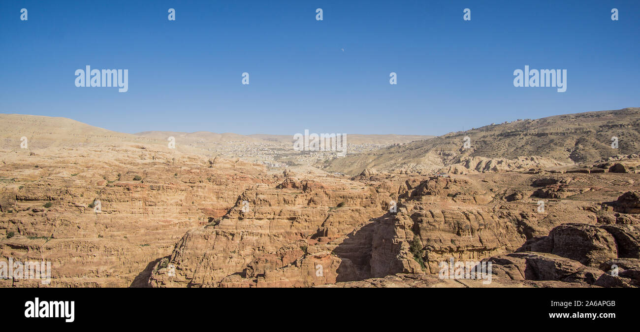 Vista panoramica di Petra national park in Giordania , piena di montagne e di rocce. Foto Stock