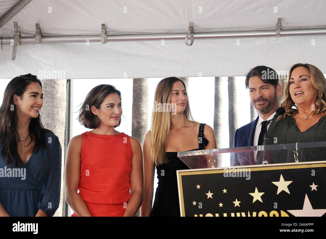 Los Angeles, CA. 24 ott 2019. Charlotte Connick, Kate Connick, Gerogia Connick, Harry Connick Jr, Jill Goodacre alla cerimonia di induzione per la stella sulla Hollywood Walk of Fame per Harry Connick Jr, Hollywood Boulevard, Los Angeles, CA 24 ottobre 2019. Credito: Michael Germana/Everett raccolta/Alamy Live News Foto Stock