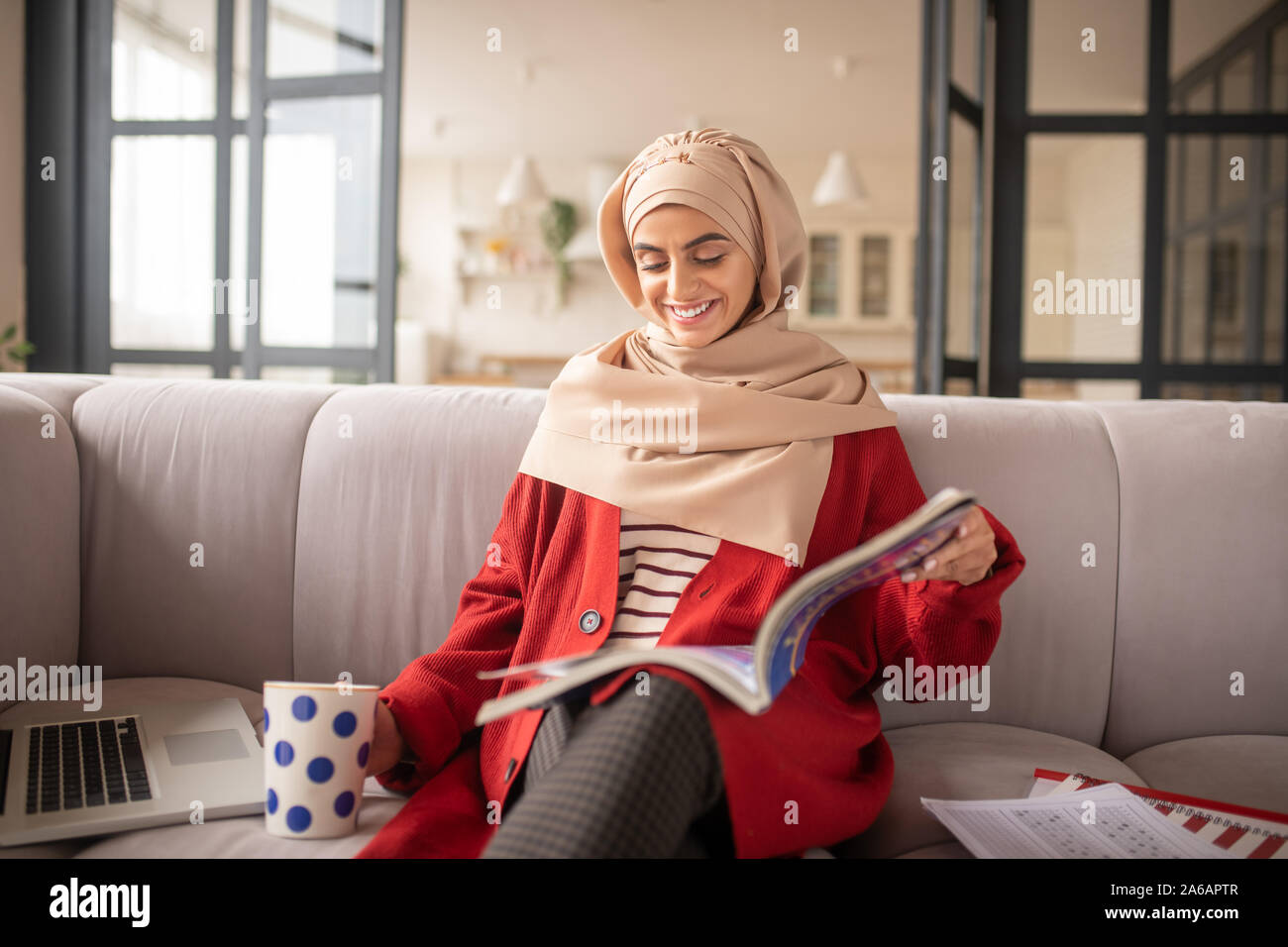 Smart girl rilassati mentre l apprendimento della lingua inglese Foto Stock