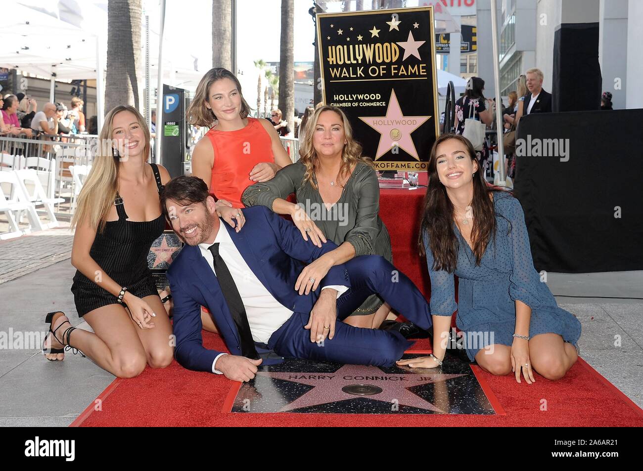 Los Angeles, CA. 24 ott 2019. Gerogia Connick, Harry Connick Jr, Kate Connick, Jill Goodacre, Charlotte Connick alla cerimonia di induzione per la stella sulla Hollywood Walk of Fame per Harry Connick Jr, Hollywood Boulevard, Los Angeles, CA 24 ottobre 2019. Credito: Michael Germana/Everett raccolta/Alamy Live News Foto Stock