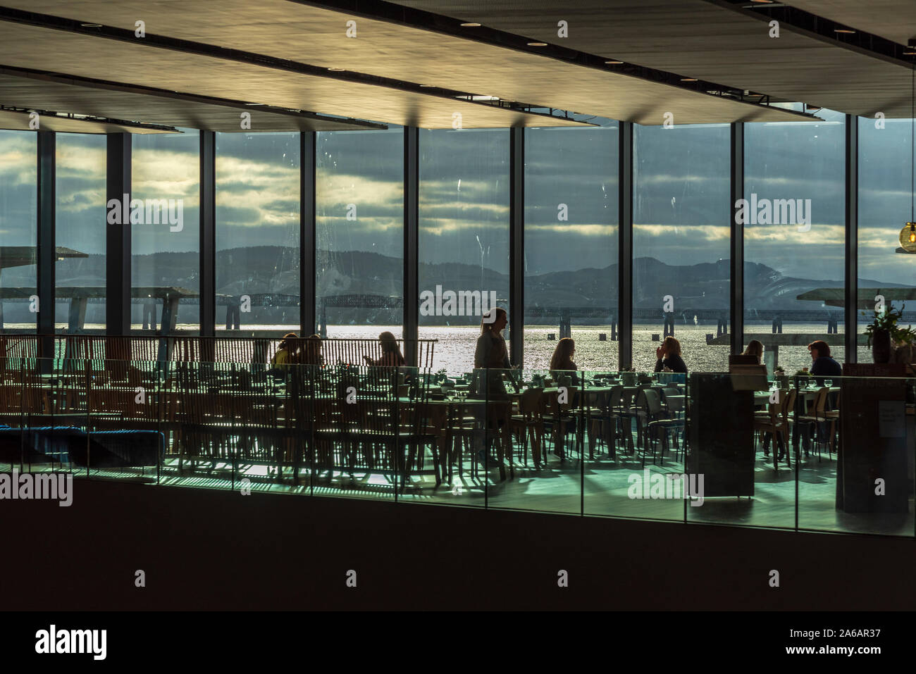 V e un museo sulle rive del fiume Tay a Dundee longside scoperta Scotts Antartide nave. Foto Stock