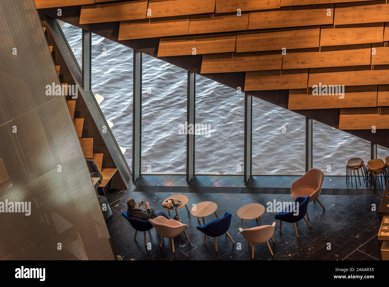 V e un museo sulle rive del fiume Tay a Dundee longside scoperta Scotts Antartide nave. Foto Stock