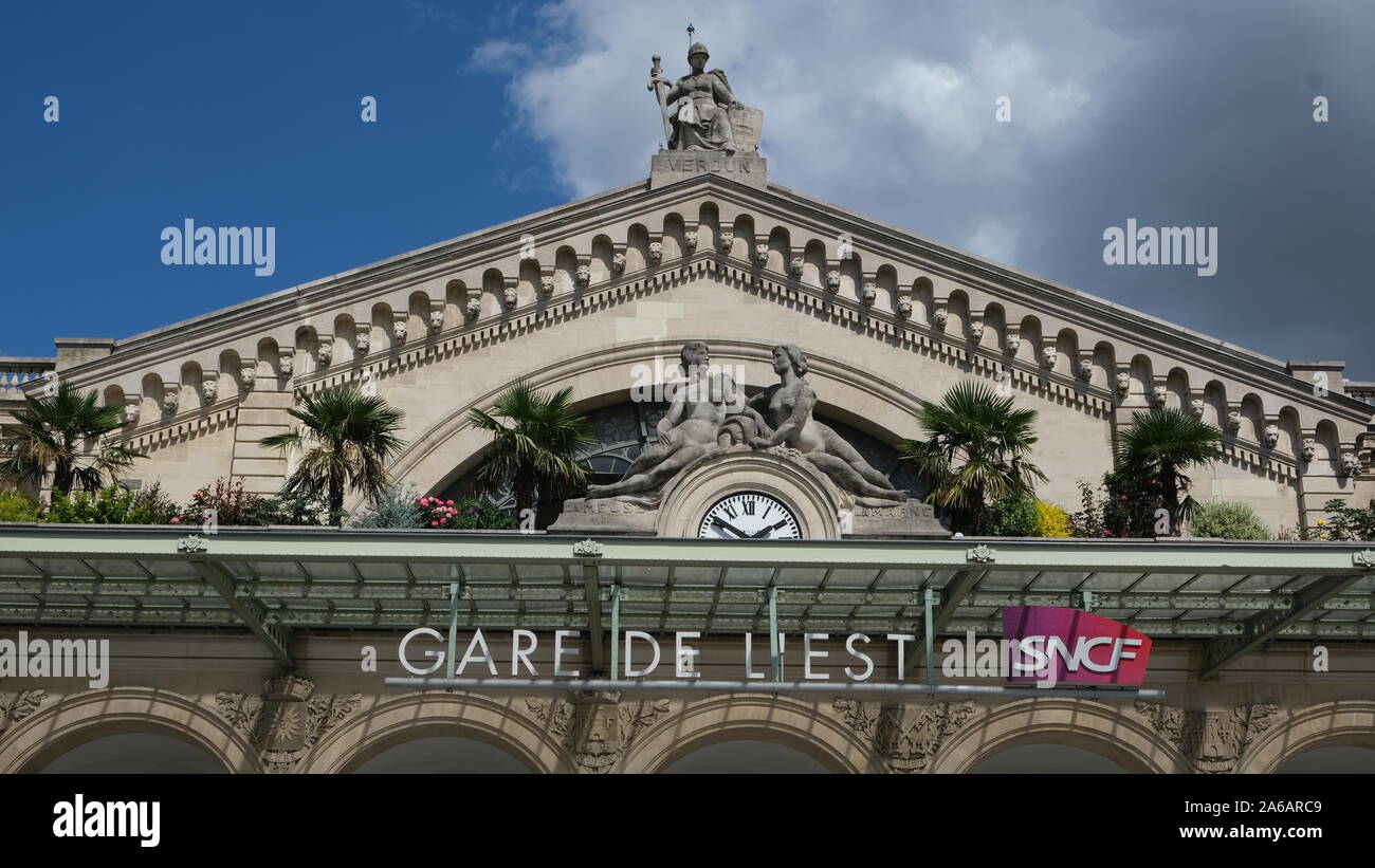 Di fronte alla Gare de l'Est con la scultura di Verdun Foto Stock