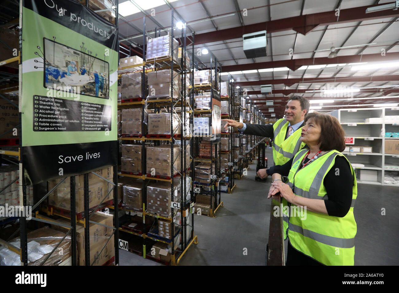 Segretaria di salute Jeane Freeman viene dato un tour del centro di distribuzione nazionale da Jim Miller, direttore degli acquisti di NHS servizi nazionali della Scozia come essi vedere come le attrezzature e le forniture vengono memorizzati come parte di preparazioni Brexit. Foto di PA. Picture Data: venerdì 25 ottobre, 2019. Vedere PA storia Scozia medicinali. Foto di credito dovrebbe leggere: Andrew Milligan/PA FILO Foto Stock