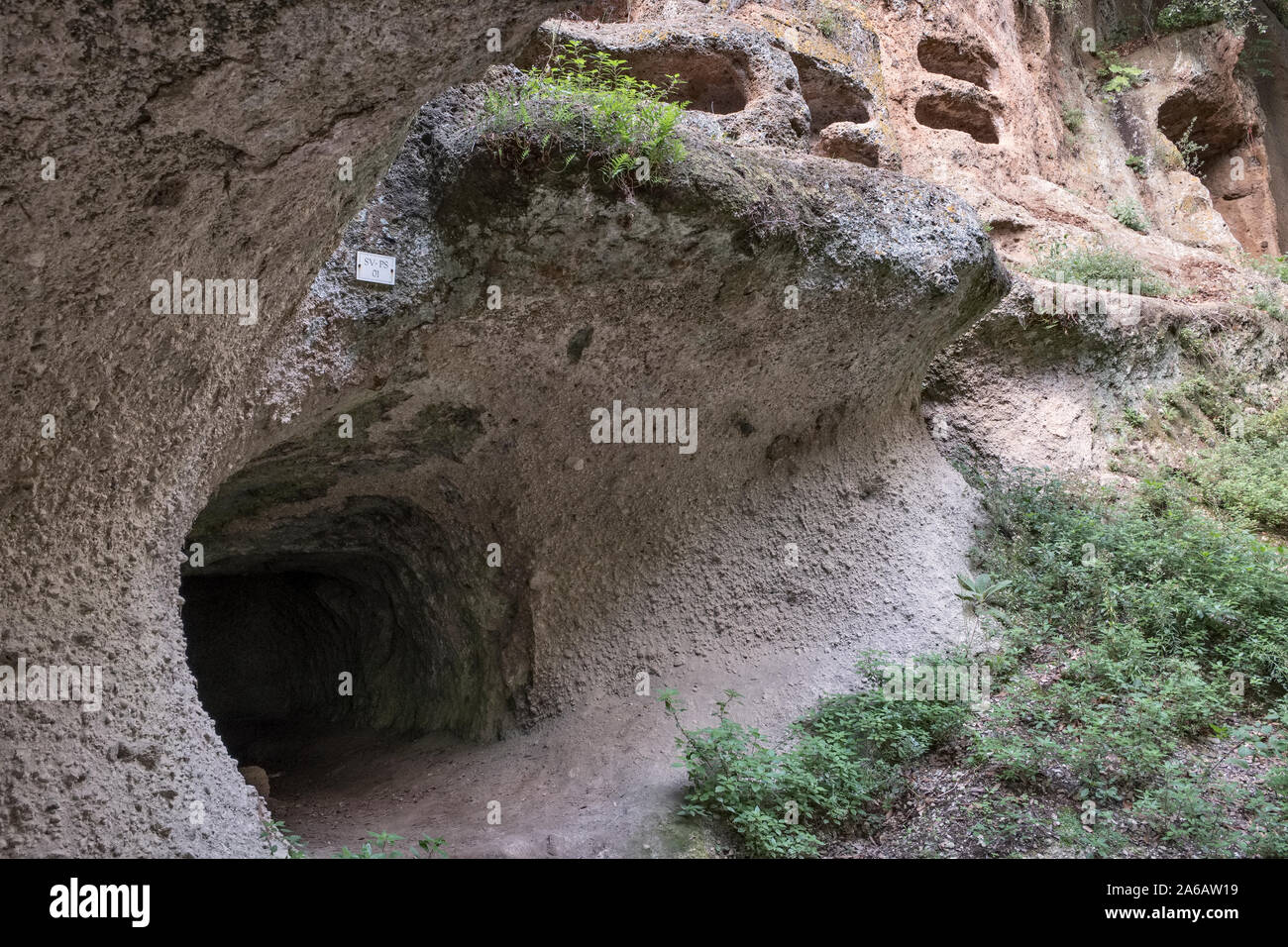 Nella necropoli etrusca nei pressi di Sovana, a sud della Toscana, Italia. Terzo secolo A.C. le tombe grotta scavata del morbido tufo Foto Stock