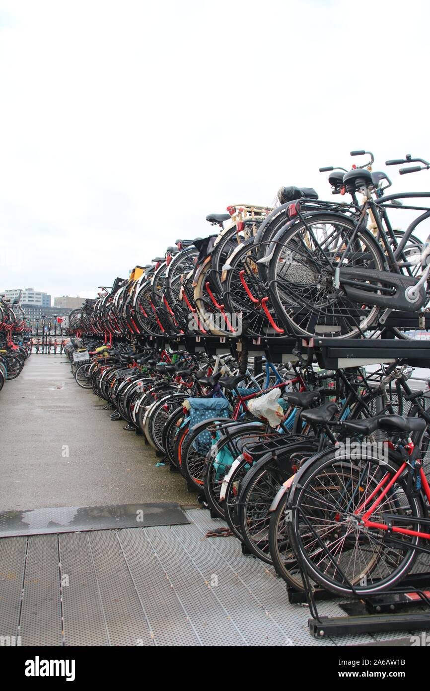 Bike rack di stoccaggio nei pressi di Amsterdam Centraal Station Foto Stock