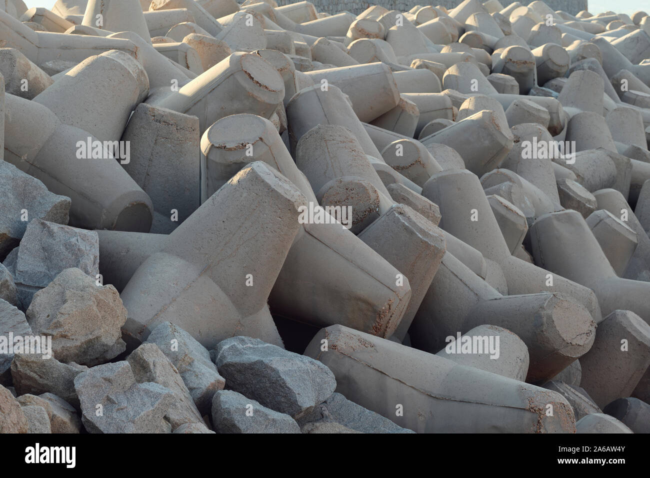 Dolos / Dolosse / Tetrapods cemento armato blocchi forme geometriche complesse, utilizzato per proteggere le pareti del porto, frangiflutti, coste Foto Stock