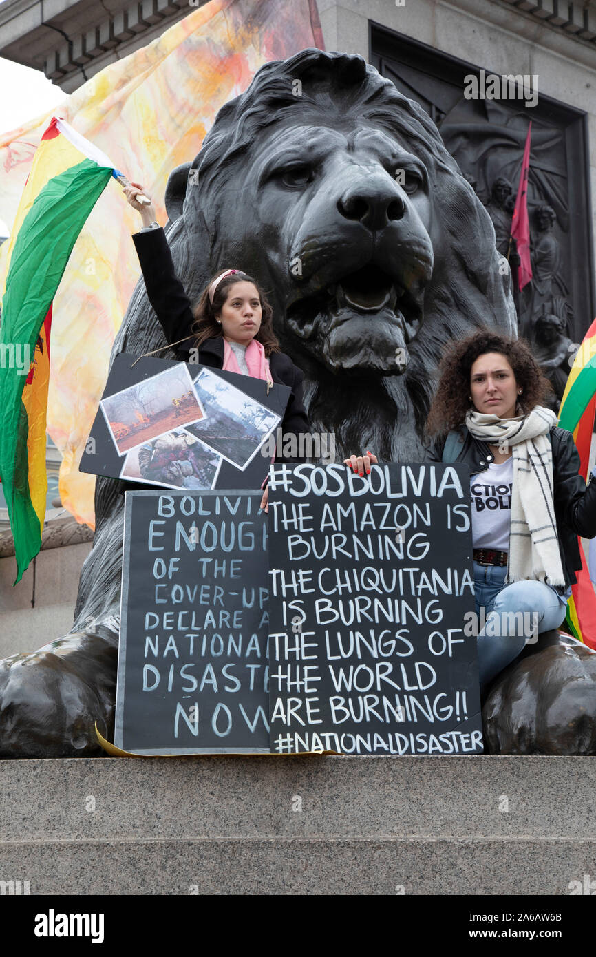 Estinzione della ribellione interruzione inizia intorno a Trafalgar Square come attivisti blocco 12 siti intorno a Westminster il 7 ottobre 2019 a Londra, Inghilterra, Regno Unito. Estinzione la ribellione è un cambiamento climatico gruppo iniziò nel 2018 e ha conquistato un enorme seguito di persone impegnate a proteste pacifiche. Queste proteste sono mettendo in evidenza il fatto che il governo non sta facendo abbastanza per evitare catastrofici cambiamenti climatici e per chiedere al governo di prendere misure radicali per salvare il pianeta. Foto Stock