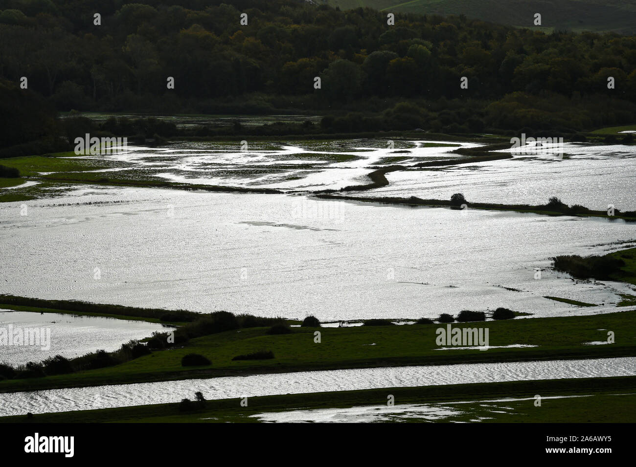 Alfriston Sussex, Regno Unito. 25 ott 2019. Inondazioni lungo il fiume Cuckmere vicino a Alfriston in East Sussex dopo settimane di pioggia pesante che è stata al di sopra della media per questo periodo dell'anno. Giallo gli avvisi meteo sono stati rilasciati per le parti del paese dove più forti piogge e inondazioni è previsione per i prossimi 24 ore . Le inondazioni lungo Cuckmere Haven è stato peggio negli ultimi anni poiché l'Agenzia dell'ambiente ha deciso di interrompere il mantenimento di difese. Credito: Simon Dack/Alamy Live News Foto Stock