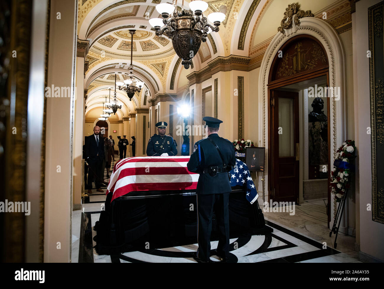 Un Capitol polizia guardia d'onore si erge guarda oltre lo scrigno del tardo rappresentante degli Stati Uniti Elia Cummings (Democratico del Maryland) come i visitatori di pagare i loro rispetti al di fuori della camera della casa presso l'U.S. Campidoglio in Washington, DC, Stati Uniti, giovedì 24 ottobre, 2019. Cummings, una figura chiave nel democratici' impeachment inchiesta e un critico feroce del Presidente americano Trump, morì all'età di 68 il 17 ottobre a causa di complicazioni relative lunga sfide sanitarie. Credito: Al Drago/Piscina via CNP /MediaPunch Foto Stock