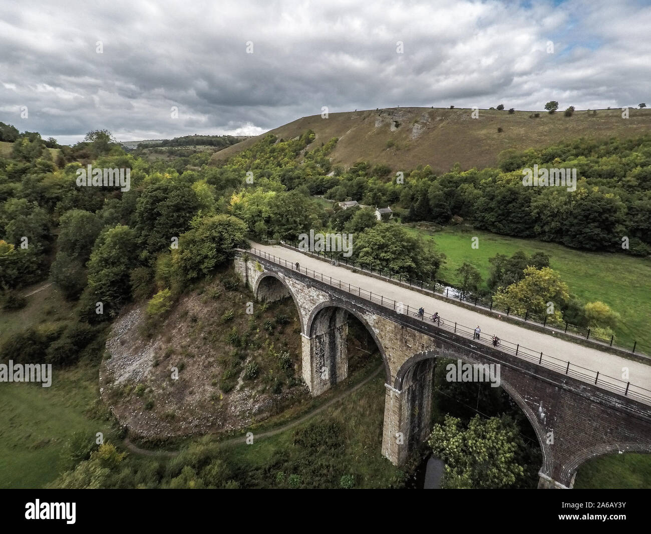 I ciclisti e gli escursionisti, gli escursionisti a Bakewell, veduta aerea della lapide viadotto, ponte ferroviario nel parco nazionale di Peak District in Inghilterra, Bakewell, Regno Unito Foto Stock