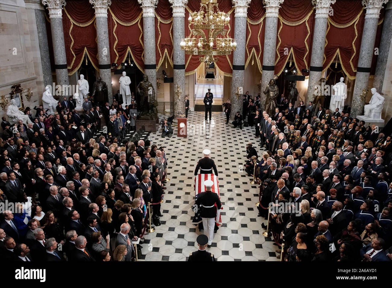 Bandiera-drappeggiato scrigno del tardo rappresentante degli Stati Uniti Elia Cummings (Democratico del Maryland) viene effettuata attraverso la statuaria nazionale Hall durante un memoriale di servizio presso l'U.S. Campidoglio in Washington, DC, Stati Uniti, giovedì 24 ottobre, 2019. Cummings, una figura chiave nel democratici' impeachment inchiesta e un critico feroce del Presidente americano Trump, morì all'età di 68 il 17 ottobre a causa di complicazioni relative lunga sfide sanitarie. Credito: Al Drago/Piscina via CNP /MediaPunch Foto Stock