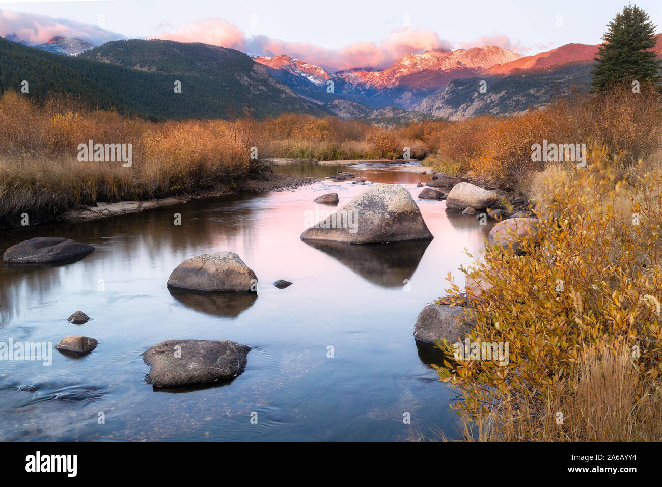 Rientrano l'alba sul grande fiume Thompson nel Parco Nazionale delle Montagne Rocciose si trova al di fuori di Estes Park Colorado Foto Stock