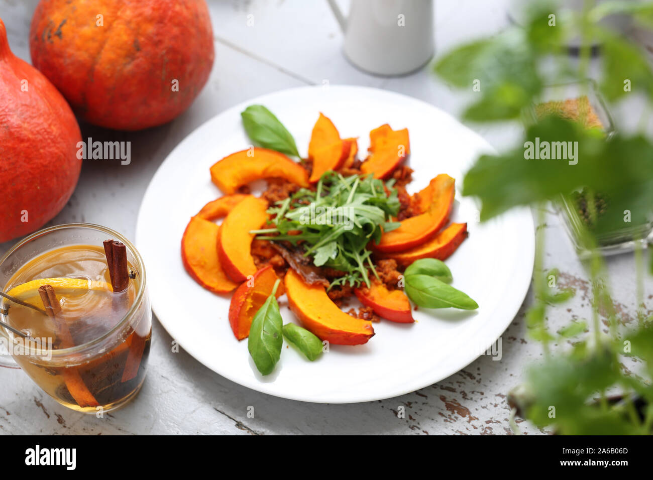 La zucca cotta appetitoso con insalata di rucola, autunno antipasto Foto Stock