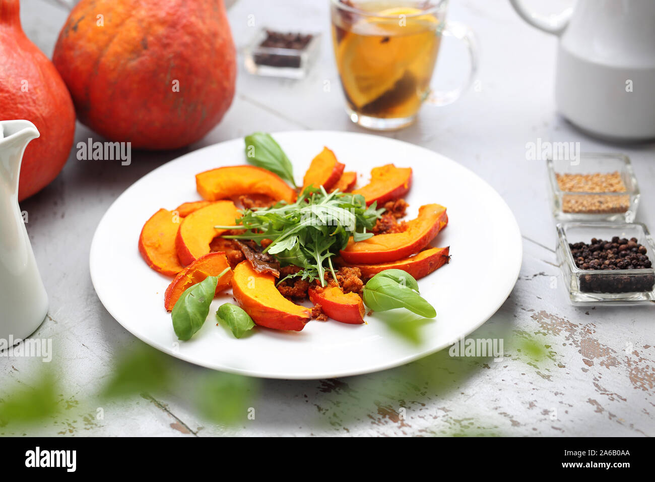 La zucca cotta appetitoso con insalata di rucola, autunno antipasto Foto Stock