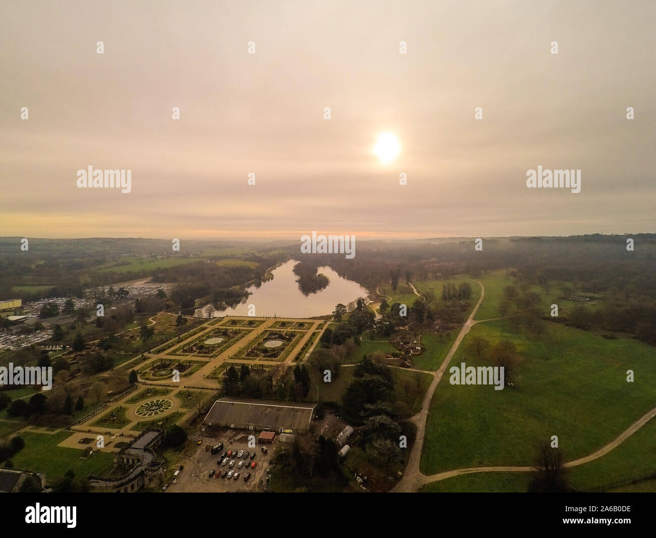 Vista aerea del Trentham Gardens station wagon, in Trentham, Stoke on Trent, Staffordshire, visitatore attrazione, shopping village Foto Stock
