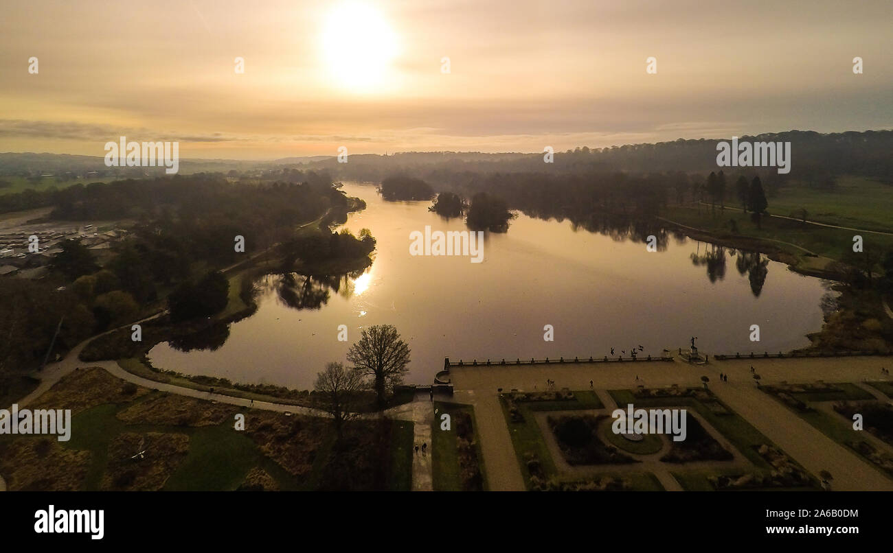 Vista aerea del Trentham Gardens station wagon, in Trentham, Stoke on Trent, Staffordshire, visitatore attrazione, shopping village Foto Stock