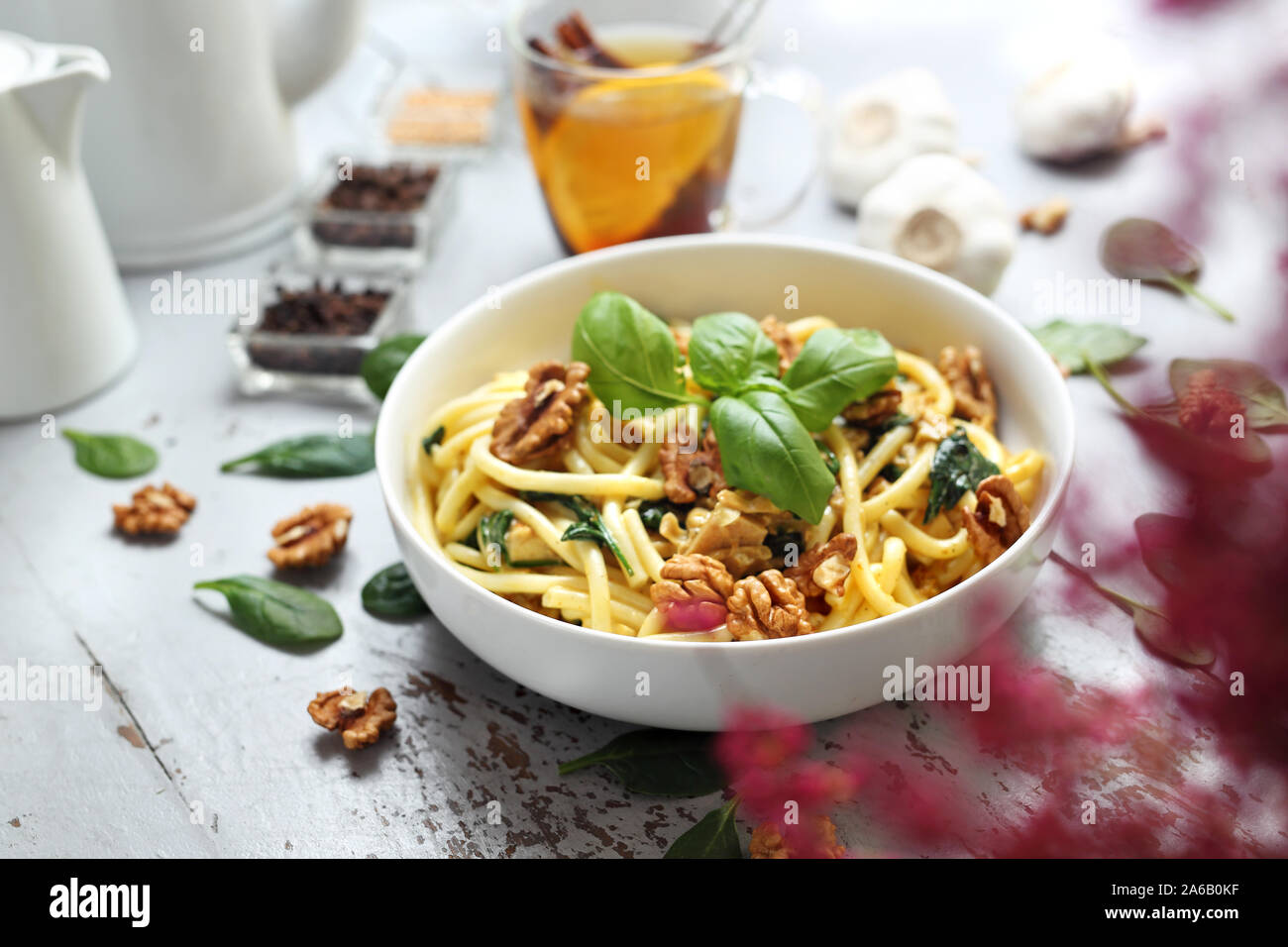 Spaghetti in salsa alla panna con spinaci freschi, aglio, pollo e noci Foto Stock