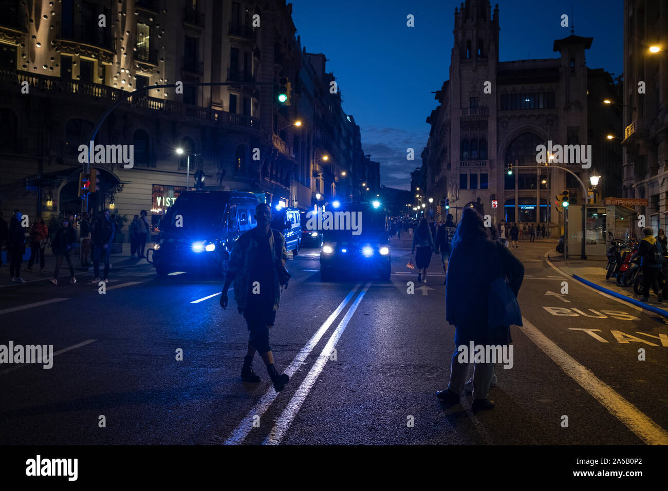 Diversi veicoli della polizia autonoma di seguire la dimostrazione contro la repressione per i giovani e in difesa della libertà. Foto Stock