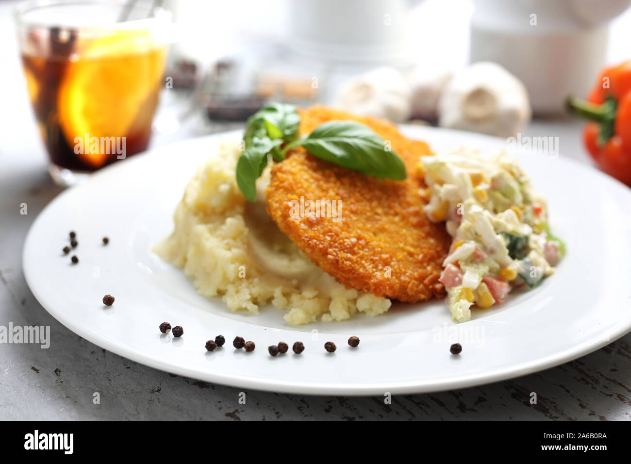 Pranzo vegetariano. Scaloppina di vegetali in mais il pangrattato con purea di patate, aglio e limone, Cinese insalata di cavolo Foto Stock