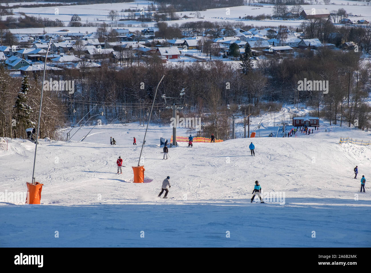 Pista da sci con persone di sciare sulla neve Foto Stock