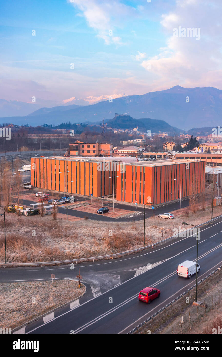 Autostrada con le automobili e gli edifici di Torino, Italia Foto Stock