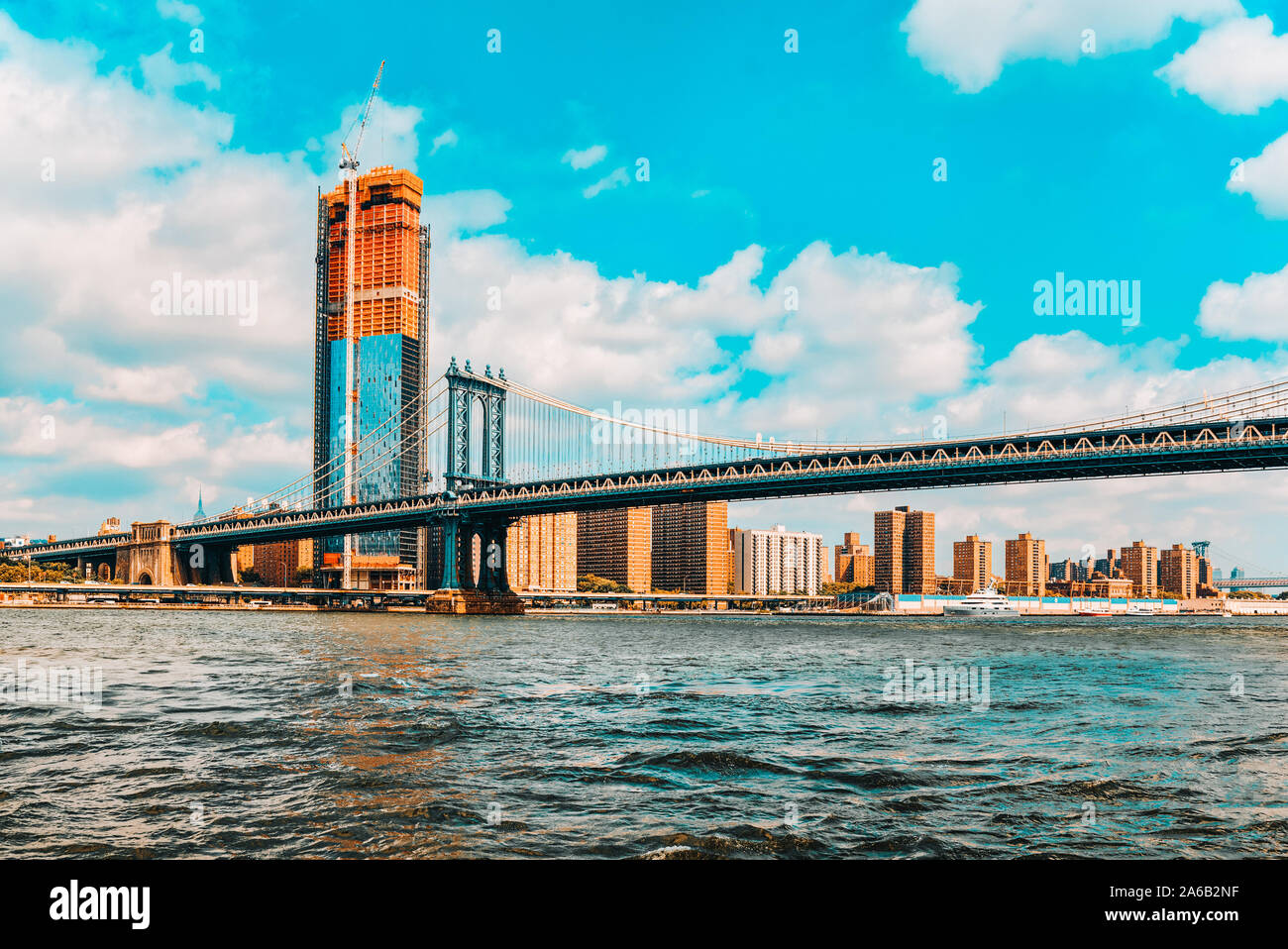 New York vista della parte inferiore di Manhattan e il Manhattan Bridge in tutta l'East River. Stati Uniti d'America. Foto Stock