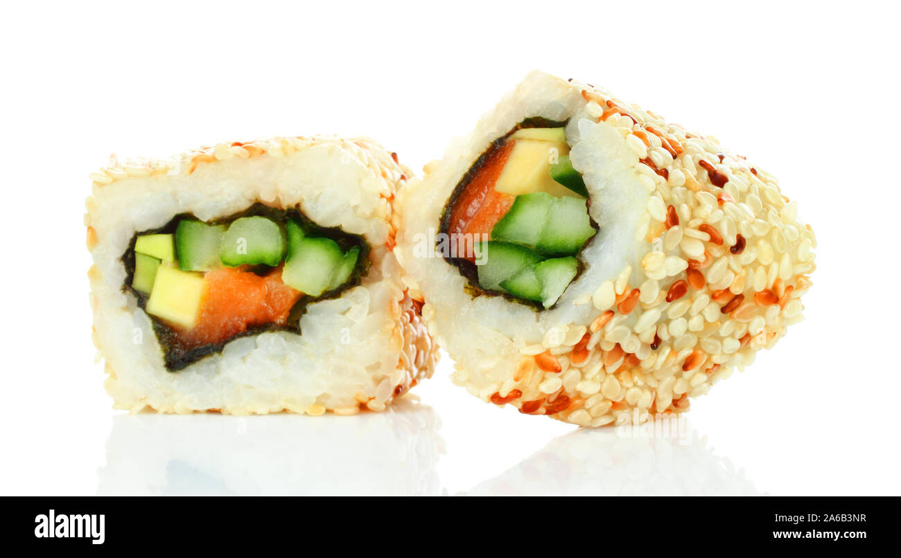 Rotolo di sushi pezzi con Salmone, riso, avocado, cetriolo e nori isolati su sfondo bianco. La deliziosa cucina giapponese Foto Stock