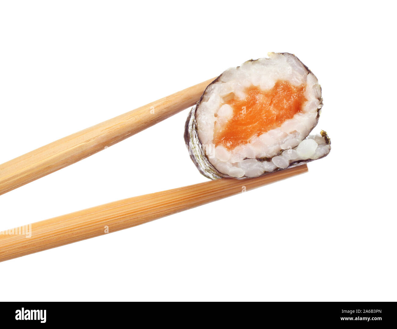 Rotolo di sushi pezzi con Salmone, riso, avocado, cetriolo e nori isolati su sfondo bianco. La deliziosa cucina giapponese Foto Stock