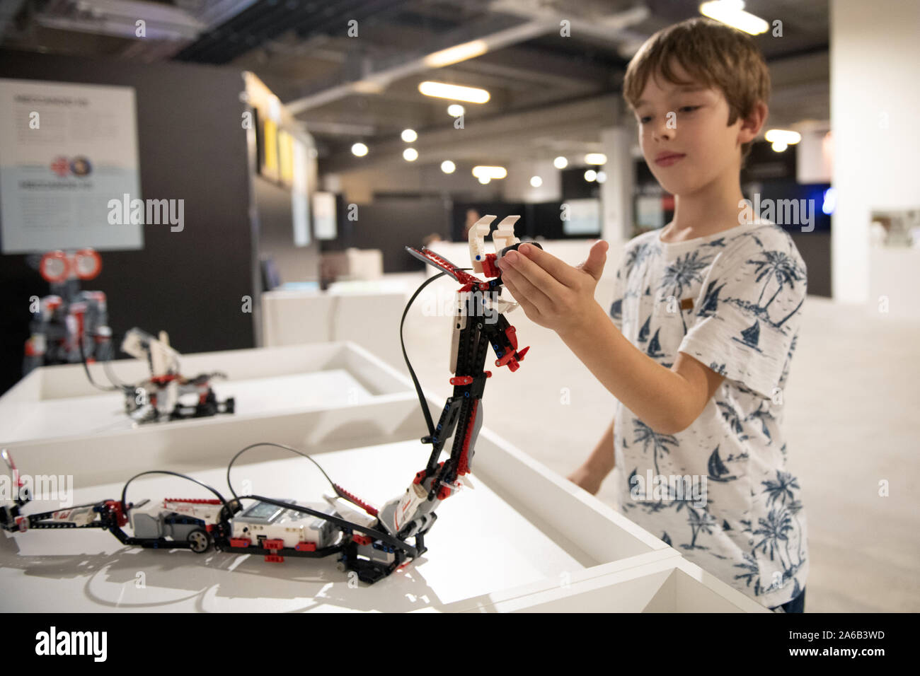 BRATISLAVA, Slovacchia - Oct 25, 2019: Snake-robot sagomato dimostra le sue abilità al Mall a Bratislava, in Slovacchia Foto Stock