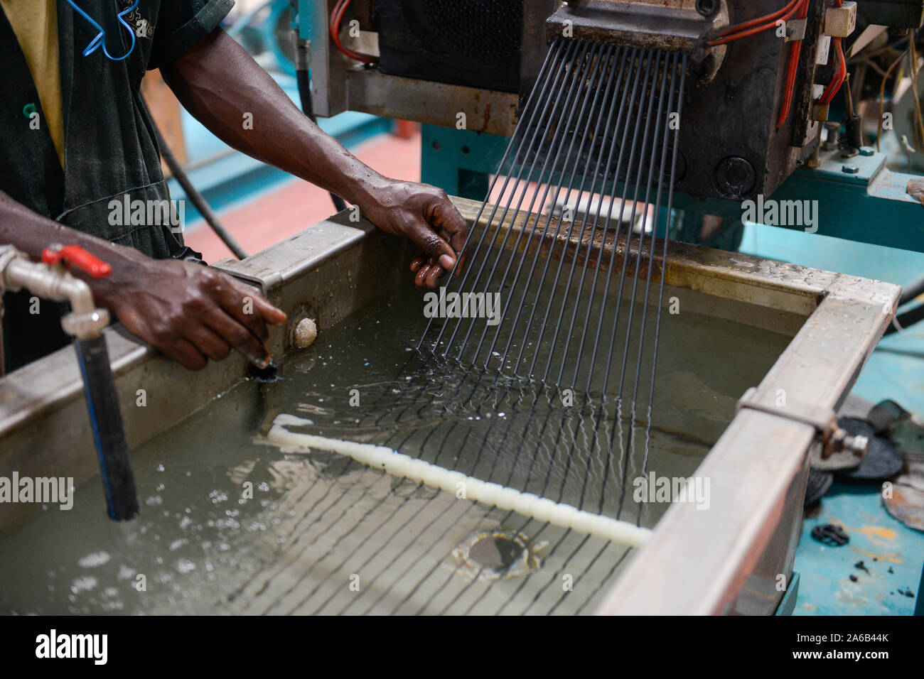 trituratore industriale di granuli di scarto di plastica per il riciclaggio  Foto stock - Alamy