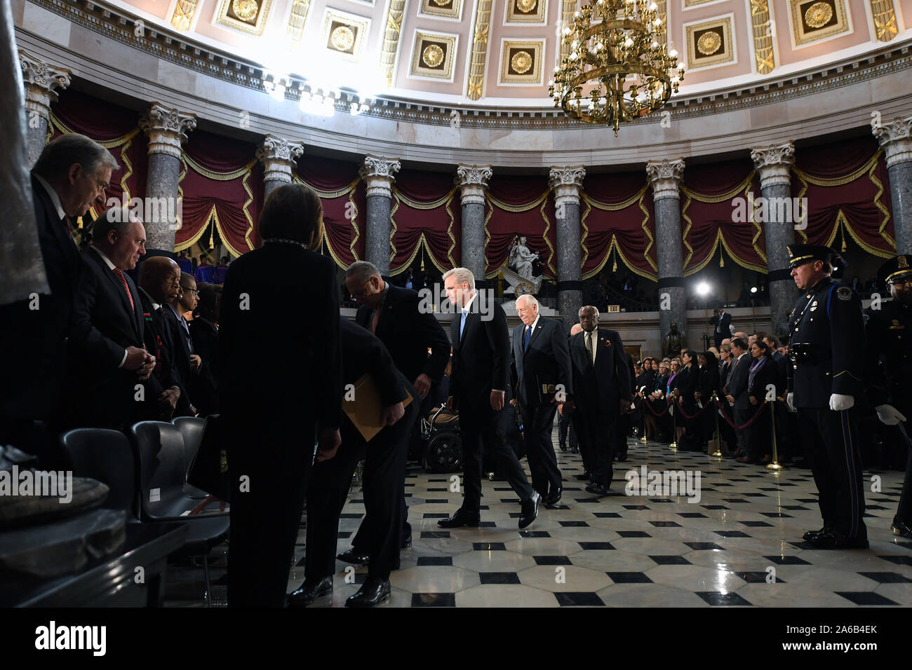 Washington DC, Stati Uniti d'America. 24 ott 2019. La leadership del congresso arriva per una cerimonia commemorativa per il rappresentante USA Elia Cummings (Democratico del Maryland) nella statuaria nazionale Hall presso il Campidoglio degli Stati Uniti il giovedì 24 ottobre, 2019 a Washington, DC. Il servizio ha preceduto Cummings giacente in stato di fronte alla casa di noi camera. Credito: dpa picture alliance/Alamy Live News Foto Stock