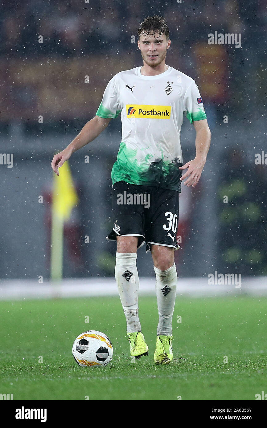 Roma, Italia. 24 ott 2019. Nico Elvedi del Borussia Monchengladbach durante la UEFA Europa League group stage match tra Roma e il Borussia Monchengladbach allo Stadio Olimpico di Roma, Italia. Foto di Luca Pagliaricci. Solo uso editoriale, è richiesta una licenza per uso commerciale. Nessun uso in scommesse, giochi o un singolo giocatore/club/league pubblicazioni. Credit: UK Sports Pics Ltd/Alamy Live News Foto Stock