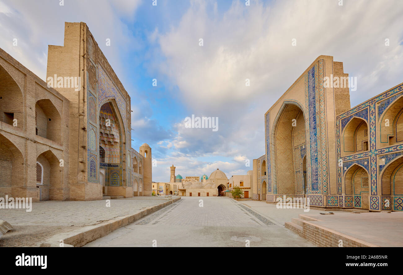Ensemble di Abdul Aziz Khan o Abdulaziz Khan madrasa e Ulugbek madrasa, Ulugbek medressa, Bukhara, Uzbekistan in Asia centrale Foto Stock