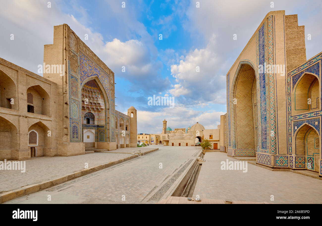 Ensemble di Abdul Aziz Khan o Abdulaziz Khan madrasa e Ulugbek madrasa, Ulugbek medressa, Bukhara, Uzbekistan in Asia centrale Foto Stock