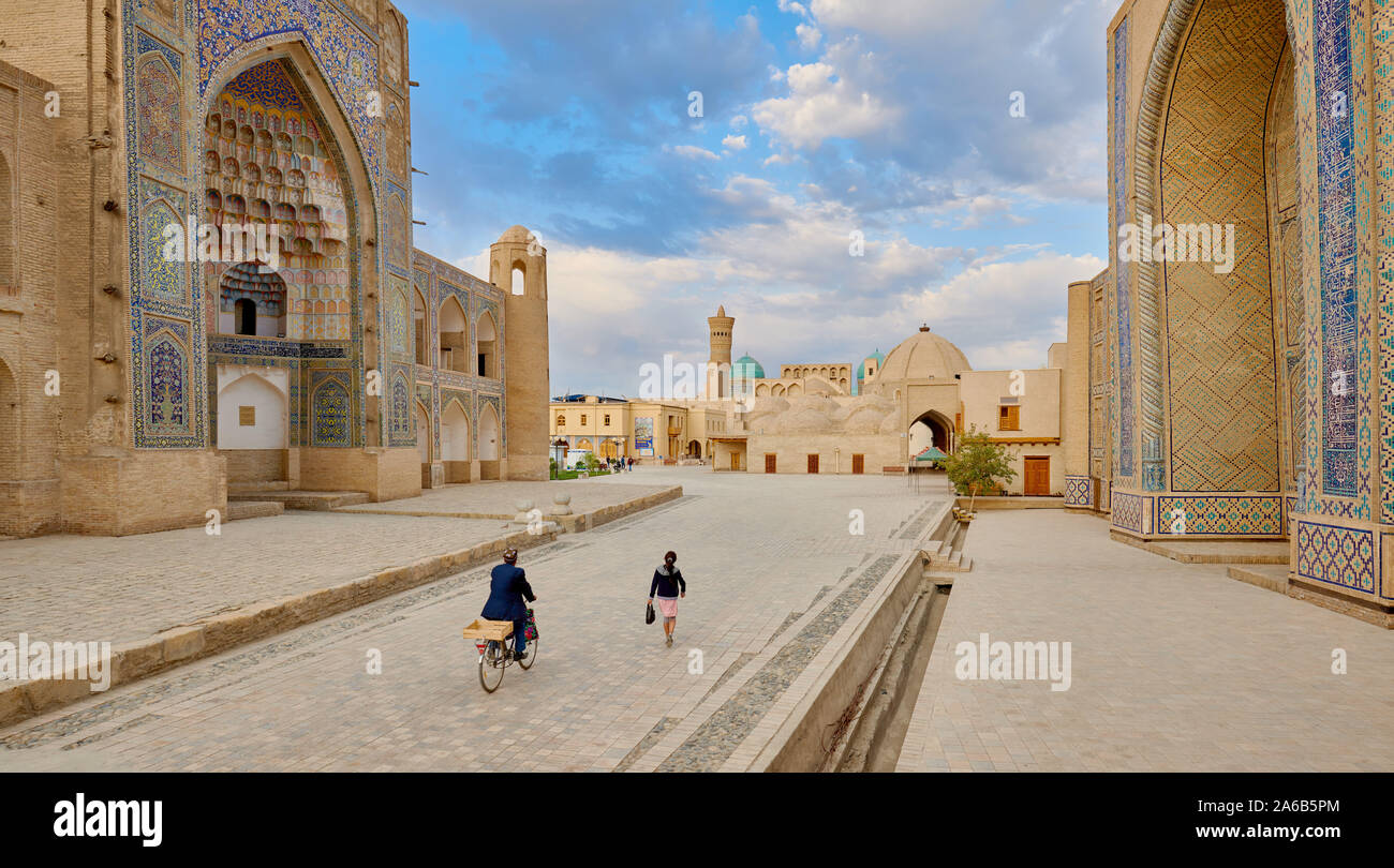 Ensemble di Abdul Aziz Khan o Abdulaziz Khan madrasa e Ulugbek madrasa, Ulugbek medressa, Bukhara, Uzbekistan in Asia centrale Foto Stock