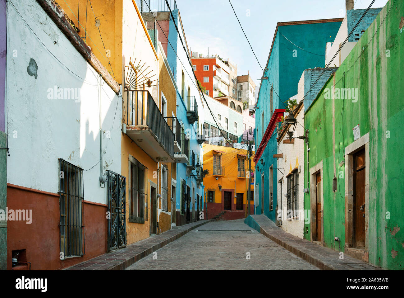 Street View di colorate case nel centro storico di Guanajuato, Messico. Giu 2019 Foto Stock